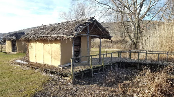 O assentamento pré-histórico à beira do lago de Dispilio, perto do lago Orestiada (Kastoria, Grécia ) — Fotografia de Stock