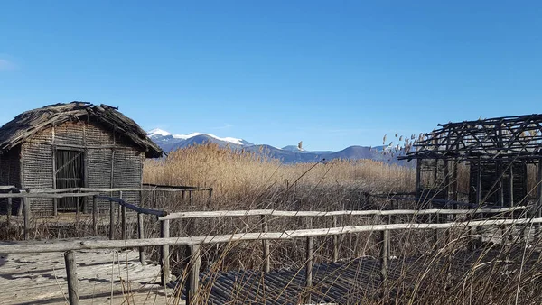 O assentamento pré-histórico à beira do lago de Dispilio, perto do lago Orestiada (Kastoria, Grécia ) — Fotografia de Stock