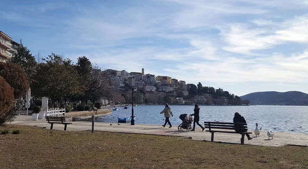 Kesriye, Yunanistan - 19 Ocak 2018. Kesriye şehir ve ünlü ORESTIADA Gölü manzaralı görünüm — Stok fotoğraf