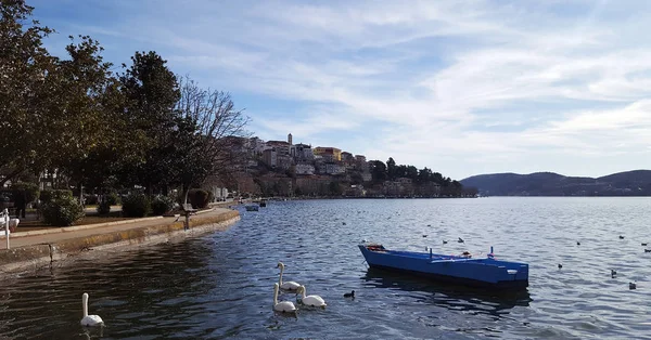 Oude houten boot op Orestiada lake in Kastoria stad, Griekenland — Stockfoto