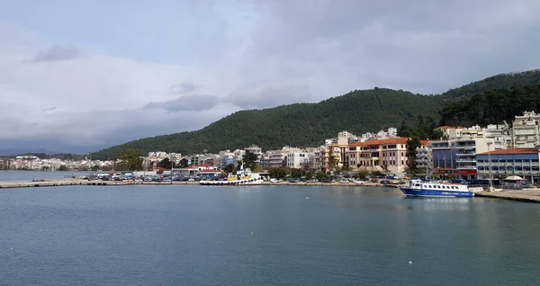 Igoumenitsa, Griekenland - 20 januari 2018: Amazing uitzicht op de haven van Igoumenitsa dorp op 20 januari 2018 in Griekenland — Stockfoto