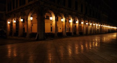 Korfu, Yunanistan - 20 Ocak 2018: Liston Sokağı'nda gece Korfu, Corfu Island, Yunanistan