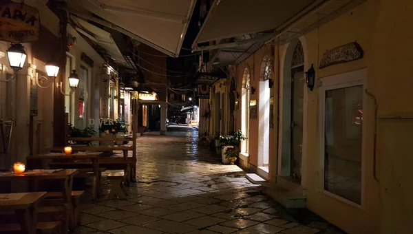 Korfu, Řecko - 20. ledna 2018: Krásný pohled Kerkyra ulice v noci na ostrově Korfu, Řecko — Stock fotografie