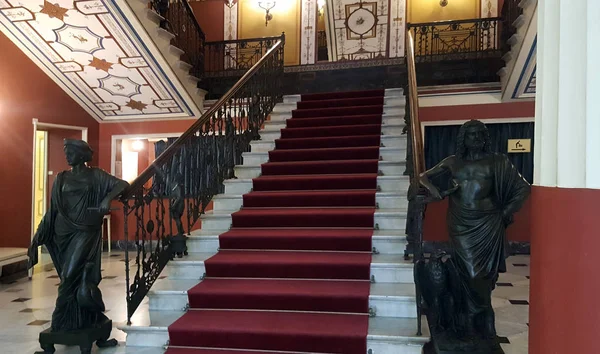 Κέρκυρα, Ελλάδα - 21 Ιανουαρίου 2018: Η κύρια σκάλα στο Αχίλλειο παλάτι της αυτοκράτειρας της Αυστρίας Ελισάβετ της Βαυαρίας, στην Κέρκυρα, Ελλάδα — Φωτογραφία Αρχείου