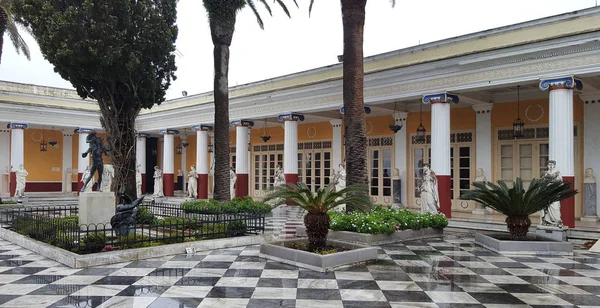 Corfu, Yunanistan - 21 Ocak 2018: The Terrace Bahçe en Achilleion Palace, Corfu Island, Yunanistan — Stok fotoğraf