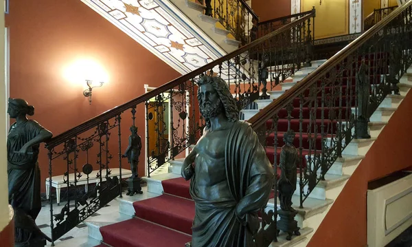 CORFU, GRÉCIA - 21 de janeiro de 2018: A principal escadaria no palácio Aquiles da Imperatriz da Áustria Isabel da Baviera, na ilha de Corfu, Grécia — Fotografia de Stock