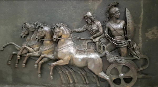 CORFU, GRECA- 21 gennaio 2018: Pannello metallico raffigurante Achille nel suo carro durante la guerra di Troia nel palazzo Achilleion, sull'isola di Corfù, Grecia — Foto Stock