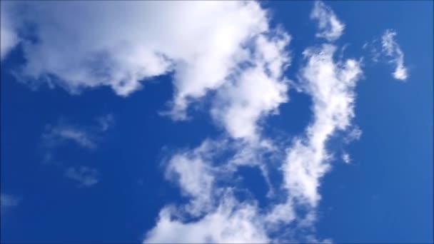 移动的云层和蓝蓝的天空次失误 — 图库视频影像