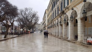 Corfu, Yunanistan - 21 Ocak 2018: Tarihi merkezi Corfu town, Liston, Yunanistan