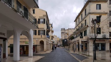 Corfu, Yunanistan - 21 Ocak 2018: Dar sokakları ve sokaklarda Korfu, Corfu Island, Yunanistan
