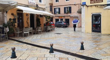 Corfu, Yunanistan - 21 Ocak 2018: Dar sokakları ve sokaklarda Korfu, Corfu Island, Yunanistan
