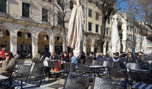 Korfu, Grecja - 21 stycznia 2018: Ludzi w kawiarni na ulicach starego miasta Korfu Kerkyra — Zdjęcie stockowe