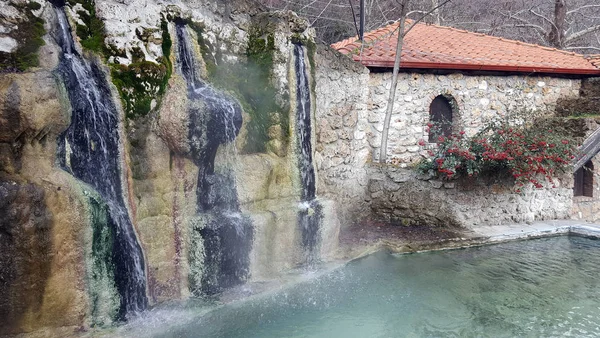 Waterval en zwembad bij Loutra Pozar van Aridaia in Macedonië, Griekenland — Stockfoto