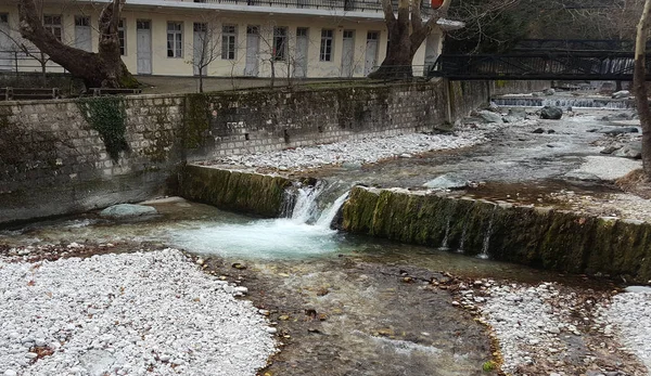 Fluss und Wasserfall bei loutra pozar von aridaia in Mazedonien, Griechenland — Stockfoto