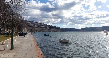 Eski ahşap tekneler ORESTIADA Gölü Kastoria kasabasında, Yunanistan