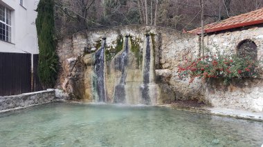 Şelale ve Loutra Pozar Aridaia Makedonya, Yunanistan, havuzda