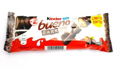 Thessaloniki, Yunanistan - 02 Şubat 2018: Kinder Bueno karanlık, Sayılı seri.