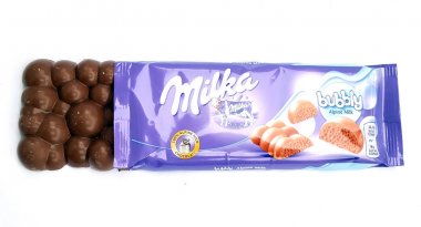 Thessaloniki, Yunanistan - 02 Şubat 2018: Milka Bar çikolata beyaz arka plan üzerinde