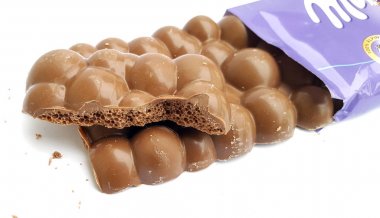 Thessaloniki, Yunanistan - 02 Şubat 2018: Milka Bar çikolata beyaz arka plan üzerinde