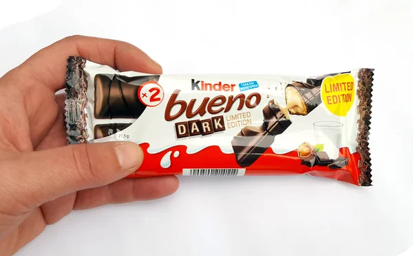 THESSALONIKI, GREECE - 02 февраля 2018 года: Kinder Bueno dark, limited edition . — стоковое фото