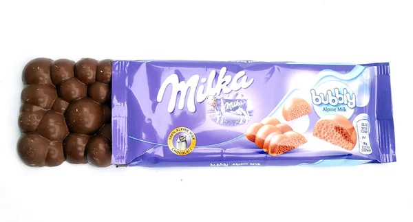 ФЕССАЛОНИКИ, ГРИЦЕ - 02 ФЕВРАЛЯ 2018: Шоколад "Milka" на белом фоне — стоковое фото