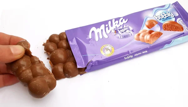 THESSALONIKI, GREECE -  FEBRUARY 02, 2018 : Hand with Milka chocolate on white background. — Stock Photo, Image