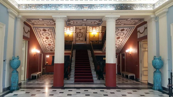CORFU, GRÉCIA - 21 de janeiro de 2018: O salão principal e escadaria no palácio de Aquiles, na ilha de Corfu, Grécia — Fotografia de Stock