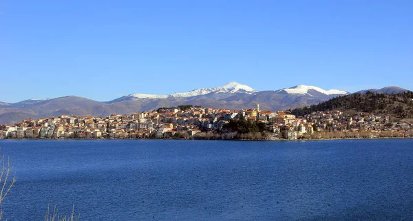 Festői kilátással a Kastoria városa és a híres Orestiada-tó, Görögország — Stock Fotó