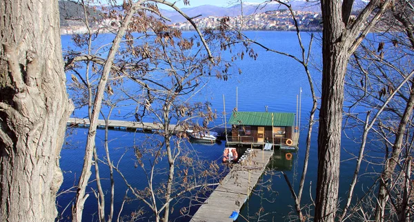 Small dock and house on the lake — Stock Photo, Image