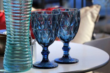 İki bardak ve bir şişe bir tablo