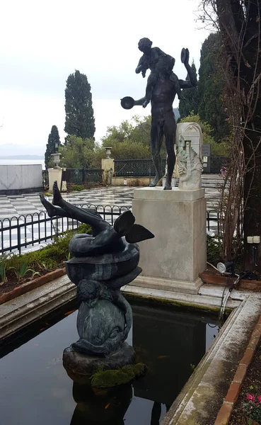 Estátuas em Aquiles palácio da Imperatriz da Áustria Elisabeth da Baviera na ilha de Corfu, Grécia — Fotografia de Stock