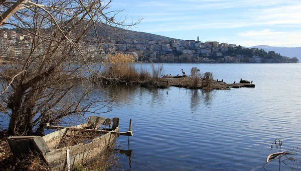 Vista panorámica de la ciudad de Kastoria y el famoso lago Orestiada en Grecia — Foto de Stock