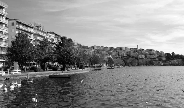 Scenic view of Kastoria town and the famous Orestiada lake in Greece — Stock Photo, Image