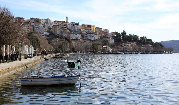 KASTORIA, GRECIA - 19 de enero de 2018. Vista panorámica de la ciudad de Kastoria y el famoso lago Orestiada en Grecia el 19 de enero de 2018 — Foto de Stock