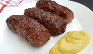 Et (mititei ya da mici) hardal ile geleneksel Romen yemekleri rulo 
