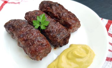 Et (mititei ya da mici) hardal ile geleneksel Romen yemekleri rulo 