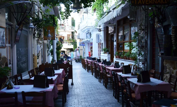 Thassos, Řecko - září 09, 2015: malé a útulné hospodě na ulici na ostrově Thassos, Řecko — Stock fotografie