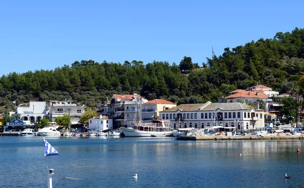 THASSOS, GRÉCIA - 12 de setembro de 2015: Bela vista da cidade de Thassos (Limenas), na ilha de Thassos, Grécia — Fotografia de Stock