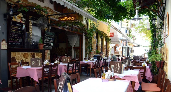 THASSOS, GRECIA 09 de septiembre de 2015: Taberna pequeña y acogedora en la calle en la isla de Thassos, Grecia — Foto de Stock