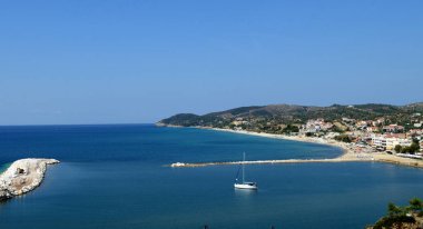 Yunanistan Thassos Adası denizin kenarında Limenaria şehrin güzel manzara