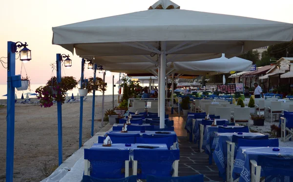 THASSOS, GRECA- 14 settembre 2015: Taverna tradizionale greca nella città di Limenas, Taso — Foto Stock