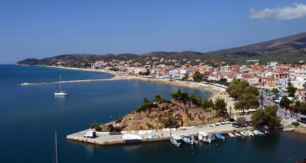 Bela vista da cidade de Limenaria junto ao mar na ilha de Thassos, Grécia — Fotografia de Stock