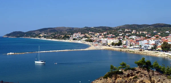 Bela vista da cidade de Limenaria junto ao mar na ilha de Thassos, Grécia — Fotografia de Stock