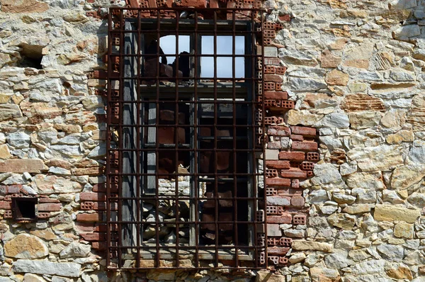 Παλαιό παράθυρο στον τοίχο από τούβλα — Φωτογραφία Αρχείου