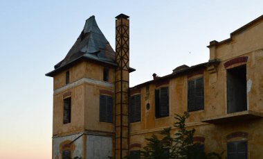 Metallia, Thassos Island, Yunanistan eski bir fabrika terk edilmiş eski bina