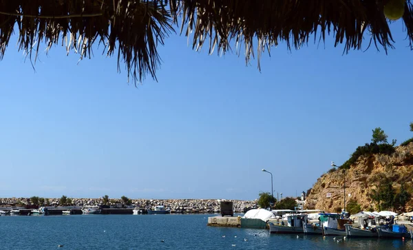 希腊 Thassos-2015年9月15日: Limenaria 海滨镇的老港口 — 图库照片