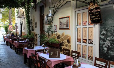 Taşöz, Yunanistan - 12 Eylül 2015: küçük ve rahat lokali sokakta Thassos Adası