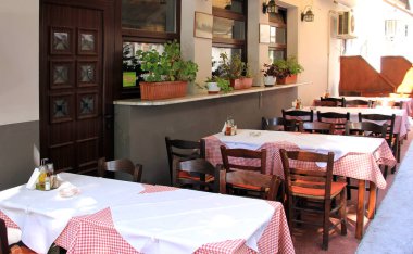 Taşöz, Yunanistan - 12 Eylül 2015: küçük ve rahat lokali sokakta Thassos Adası