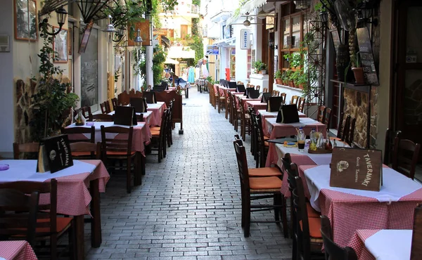 Thassos, griechisch- 11. September 2015: kleine und gemütliche Taverne auf der Straße der Insel thassos — Stockfoto