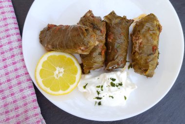 Pirinç ve et ile lezzetli dolma Asma yaprakları